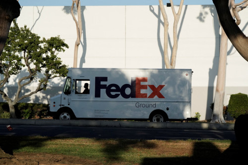 2025-09-19T092911Z_1_LYNXNPEL8I0B9_RTROPTP_4_USA-STOCKS-FEDEX.JPG