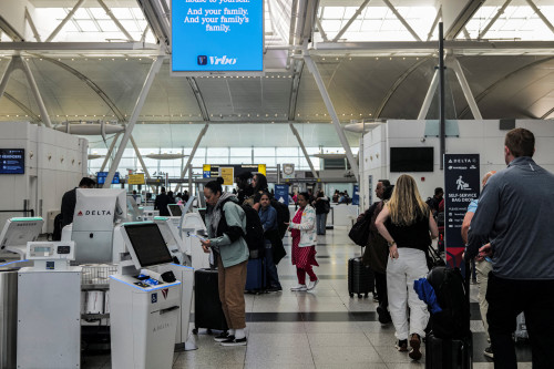 2025-10-02T202745Z_1_LYNXNPEL910XI_RTROPTP_4_AIRLINES-REAL-ID.JPG
