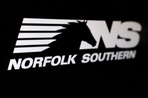 2025-10-23T200650Z_1_LYNXMPEL9M11Q_RTROPTP_4_UNION-PACIFIC-M-A-NORFOLK-SOUTHERN.JPG