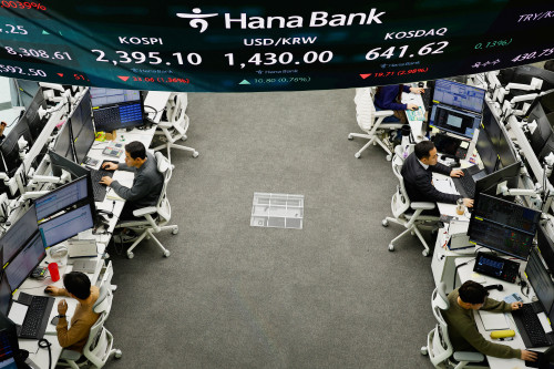 2025-12-01T062018Z_1_LYNXMPELB00PS_RTROPTP_4_SOUTHKOREA-MARKETS.JPG