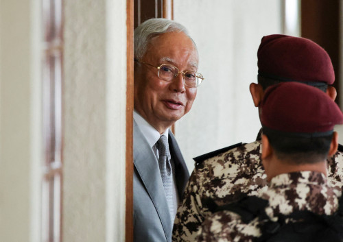 2025-12-26T092609Z_3_LYNXMPELBP06E_RTROPTP_4_MALAYSIA-COURT-NAJIB.JPG